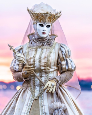 Performer: Sabine Ast
Photographer: @stuckyhm 
For more visit: www.veneziacollective.net
.
.
More photos https://www.veneziacollective.net
.
.
.
#veneziacollective #carnivalofvenice #carnevaledivenezia #venicecityofficial #veniceunica #venice_carnival_official #visitveneto #veneziaunica